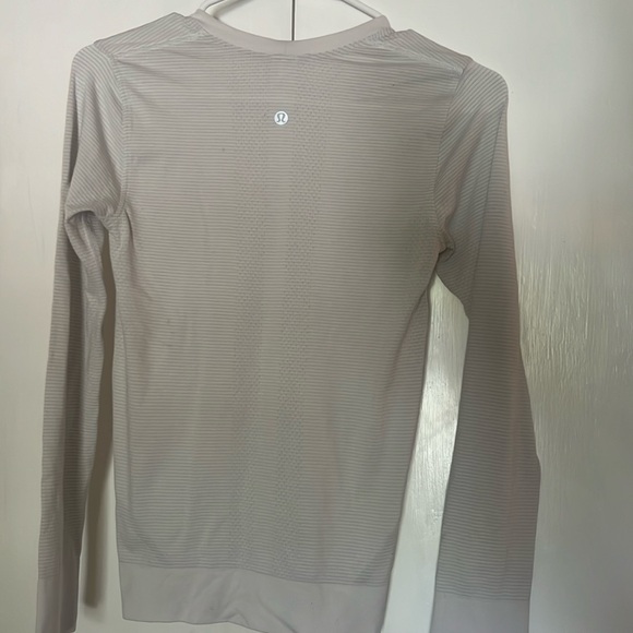 Lululemon white logn sleeve switly - Picture 4 of 4